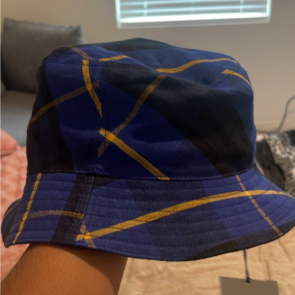 Burberry 

Men XL
